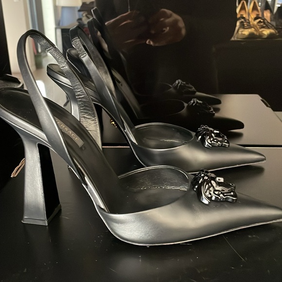 Versace learher classic slingbacks - Picture 2 of 6